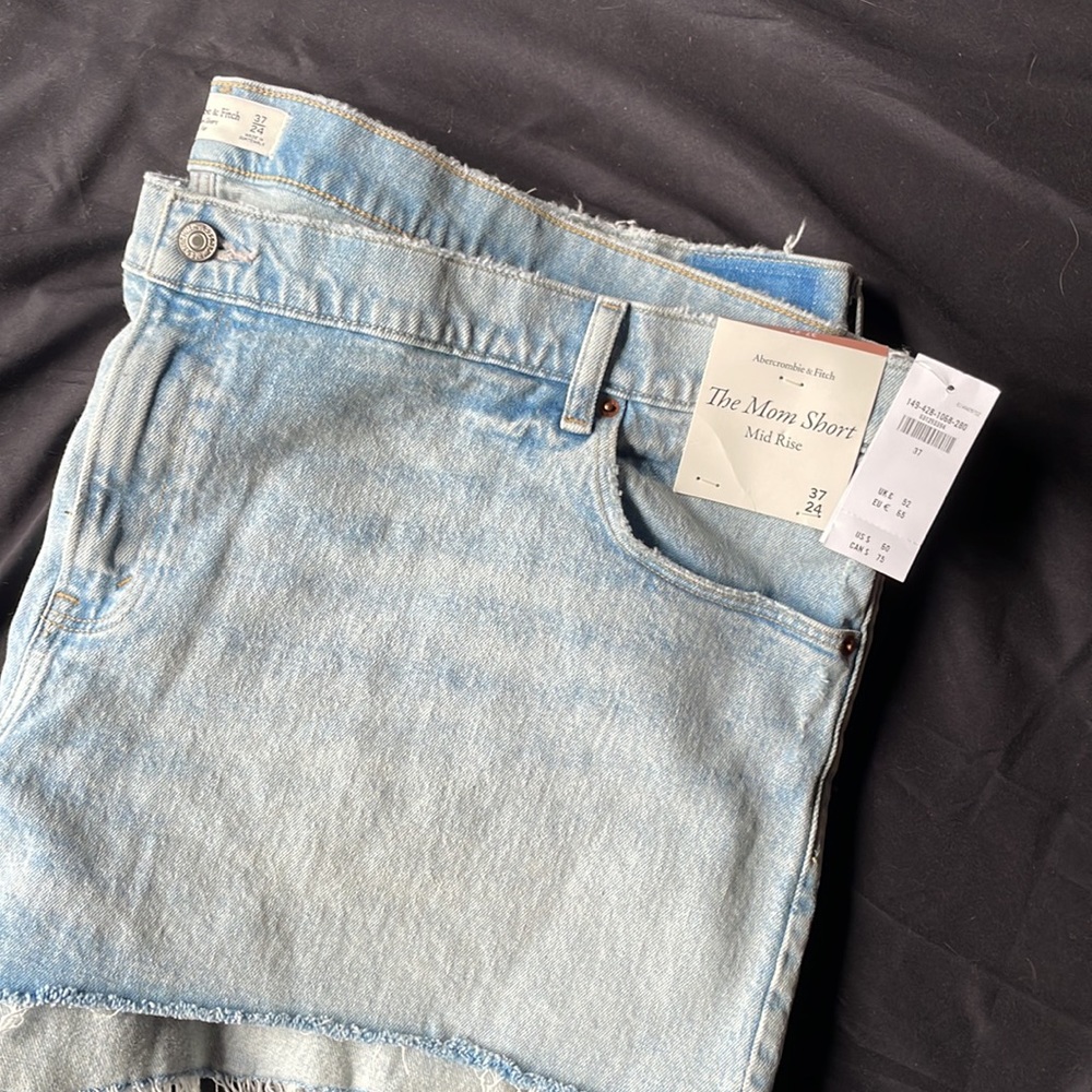 NEW WITH TAGS ABERCROMBIE AND FITCH MOM SHORTS